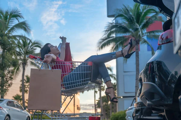 Cheerfully Woman Sitting Shopping Cart Happy Woman Sits Shopping Cat — Stock Photo, Image