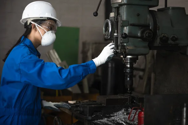 Kobieta Inżynier Techniki Pracy Maszynach Wiercenia Metalu Pracy Pracy Starannie — Zdjęcie stockowe