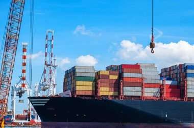 Konteynır birimlerinin konteynır deposundaki en büyük konteynır gemisinin toptan boncuğu, konteynır gemisinin limandan ayrılıp bir sonraki liman tahribatına doğru yola çıkıyor.