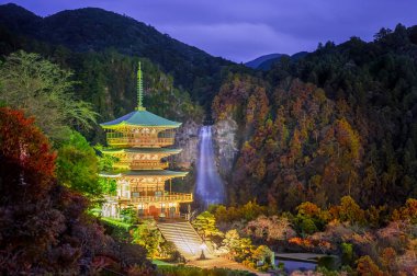 Japonya 'nın ünlü ve popüler tapınağı Nachi manzaralı turist mabedi arka planda, Japon turist mekanında harika bir şekilde sergilenmektedir.
