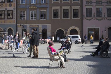 Varşova'nın eski şehir pazar yeri (Rynek Starego Miasta) merkezi ve Varşova en eski bölümü olan güneşli bir günde,