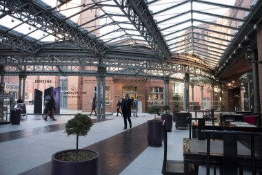 Dükkan ve mağazalarda. Stary browar alışveriş merkezi bir şehirde, vintage iç tarzı.