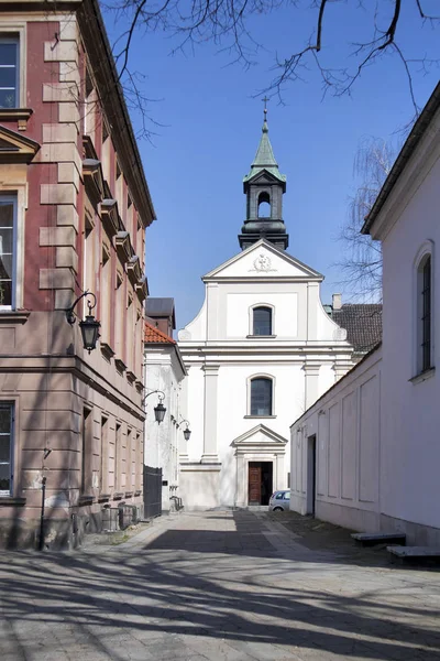 Den dominikanske kirken St. Jacek ligger i Freta Street i Warszawa. . – stockfoto