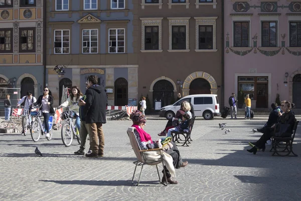 华沙的老市场广场 (Rynek Starego Miasta) 阳光灿烂的日子，是最古老的华沙部分与研究中心 — 图库照片