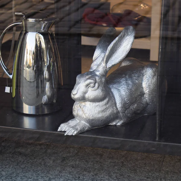 Easter steel hare with a coffee pot in the shop window — Stock Photo, Image