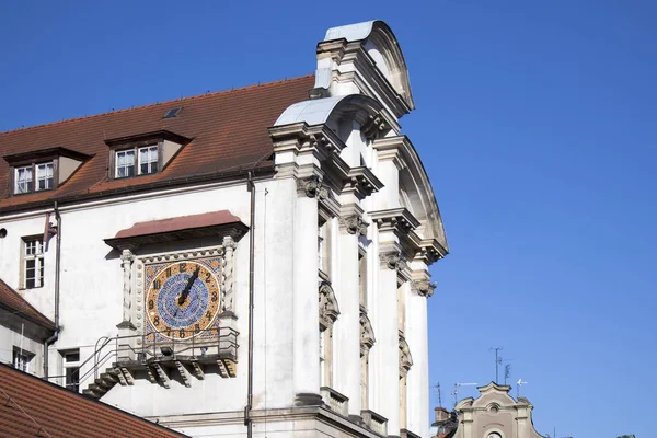 Vista del reloj antiguo en la pared del edificio antiguo en la ciudad vieja —  Fotos de Stock