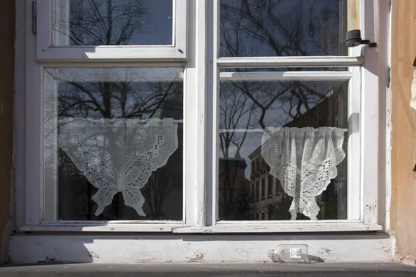 바르샤바의 오래 된 창에 얇은 명주 그물 커튼 — 스톡 사진