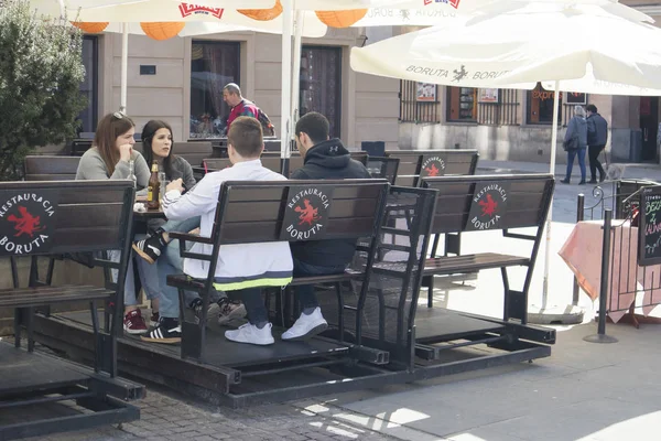 Menschen speisen in einem Café in der Altstadt — Stockfoto