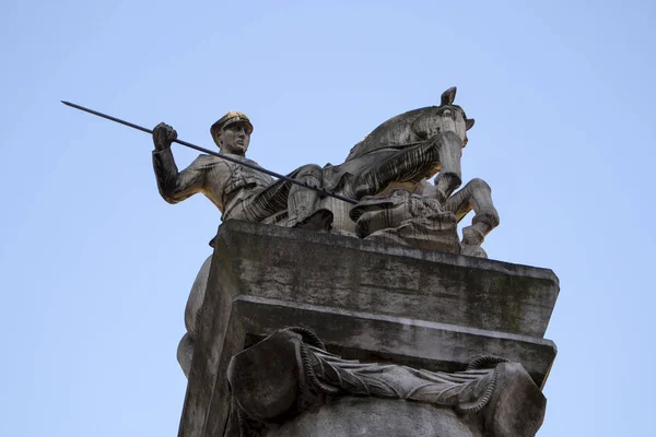一个纪念雕像的波兹南骑兵, 显示一个士兵骑马武装与矛 — 图库照片