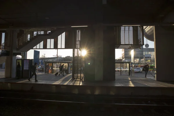 Paragem de trem perto da estação principal na cidade cente — Fotografia de Stock