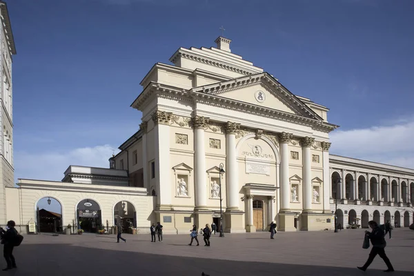 历史街区华沙老城-圣安教堂在 Krakowskie Przedmiescie 街与皇家城堡广场背景 — 图库照片