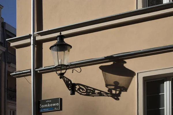 Shadow of an old lantern on the wall of a house on a sunny day — Stock Photo, Image