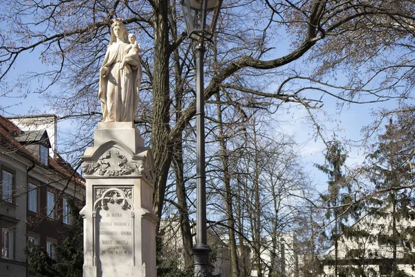 Oude vrouw behoud van kapel in Praga, Polen, Warschau, Polen. — Stockfoto