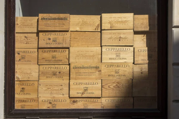 Cajas de madera de debajo del vino Capparello en la ventana como decoración del restaurante —  Fotos de Stock