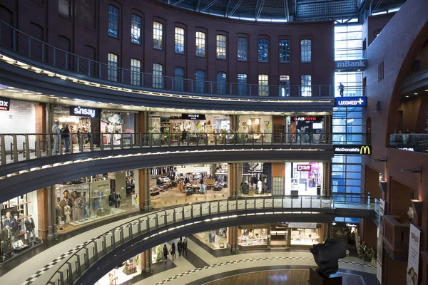 Magasins et magasins. Centre commercial Stary Browar dans une ville, style intérieur vintage . — Photo