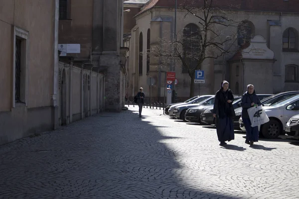 Duas freiras na rua — Fotografia de Stock
