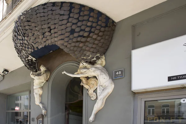 Мужские и женские обнаженные скульптуры украшают вход в здание в стиле модерн — стоковое фото