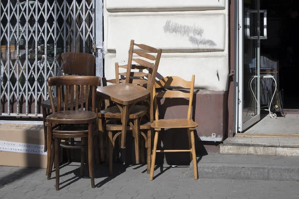 Cadeiras perto de uma loja de antiguidades em Varsóvia — Fotografia de Stock