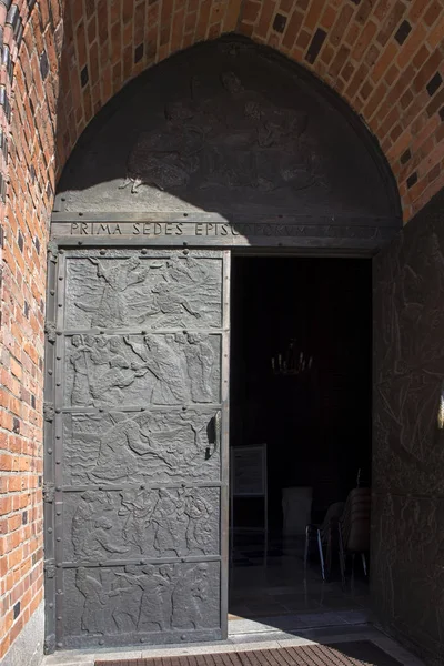 Die tür der archikathedrale des heiligen peter und paul auf der ostrow tumski insel in poznan, polen. — Stockfoto