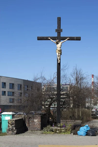 鋳鉄製クロス、十字架につけられたキリストの図 — ストック写真