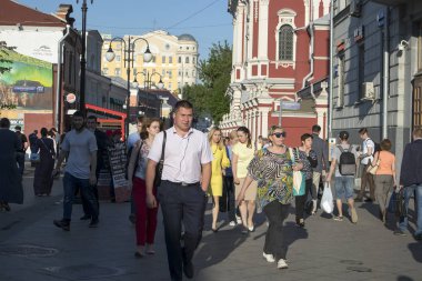 İnsanlar Moskova günbatımında akşam etrafında yürüyor