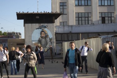 İnsanlar Moskova günbatımında akşam etrafında yürüyor
