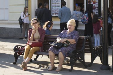 İnsanlar Moskova günbatımında akşam etrafında yürüyor