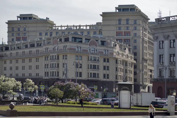 Der Theaterplatz im Hintergrund des Hotels "Metropol" im Zentrum von Moskau — Stockfoto