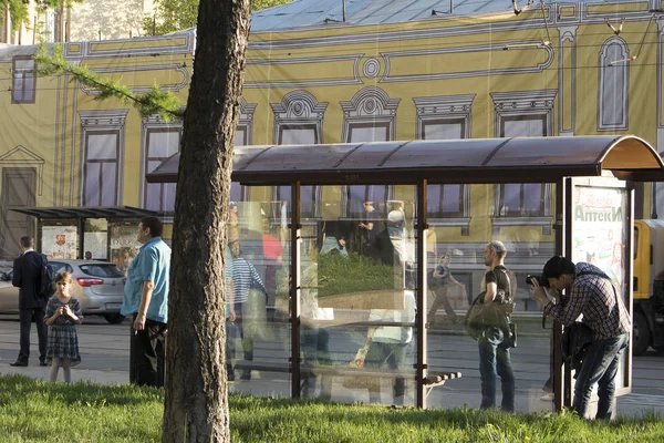 Menschen spazieren abends bei Sonnenuntergang durch Moskau — Stockfoto