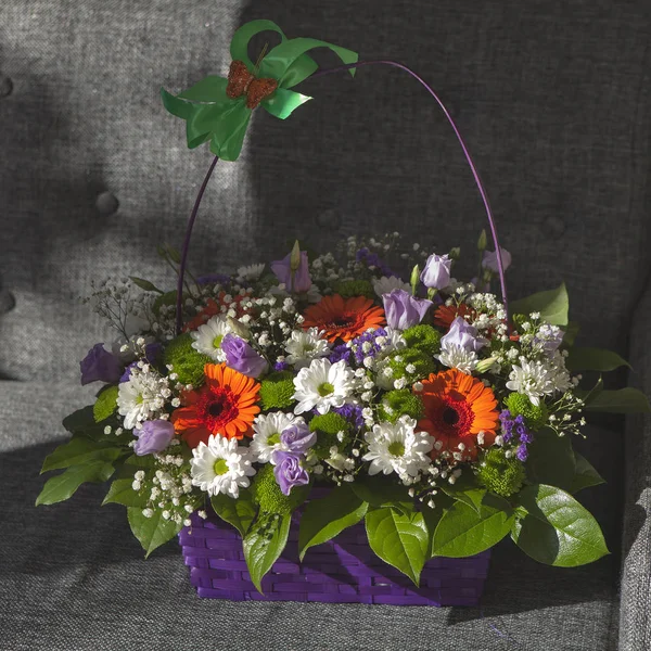 Ramo de crisantemos, gerberas, freesias, anémonas y Gyps — Foto de Stock