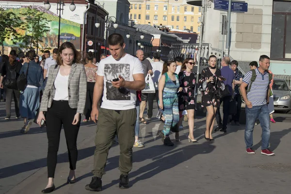 La gente va in giro la sera Mosca al tramonto — Foto Stock