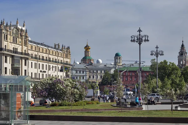 A Színház térhez, a háttérben a szálloda "Metropol" a moszkvai központ — Stock Fotó