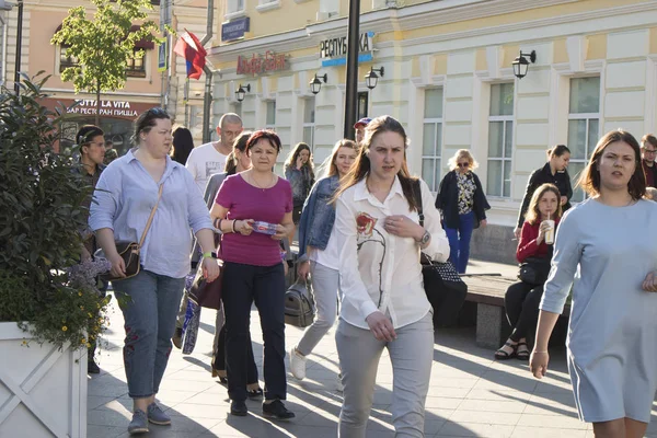İnsanlar Moskova günbatımında akşam etrafında yürüyor