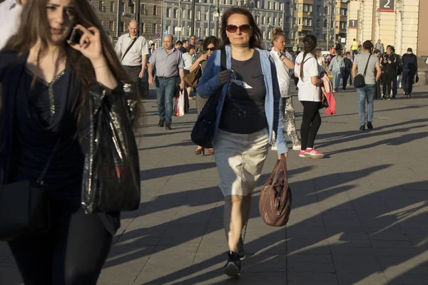 La gente está caminando por la noche Moscú al atardecer — Foto de Stock