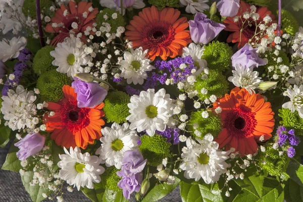 Bukett krysantemum, gerberas, freesias, anemoner och Gyps — Stockfoto