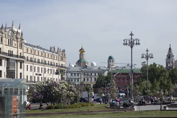 Kvadrattal teater på bakgrunden av hotellet ”Metropol” i centrala Moskva — Stockfoto