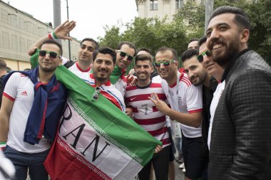 Futbol taraftarları Dünya Kupası için Moskova'da geldi. Iran bayrağı destekçileri tutun