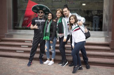 Futbol taraftarları Dünya Kupası için Moskova'da geldi. Peru ve Arjantin bayrağı fanlar tutmak