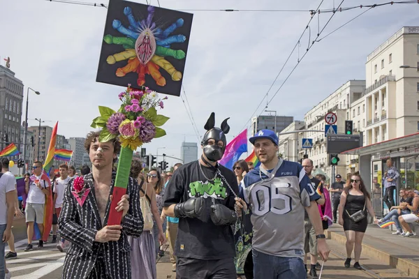 Participantes de um grande desfile de igualdade - desfile de orgulho da comunidade LGBT na cidade de Varsóvia — Fotografia de Stock