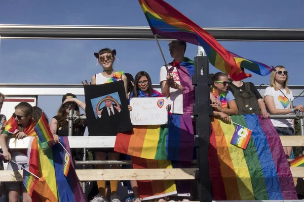 Participantes de um grande desfile de igualdade - desfile de orgulho da comunidade LGBT na cidade de Varsóvia — Fotografia de Stock