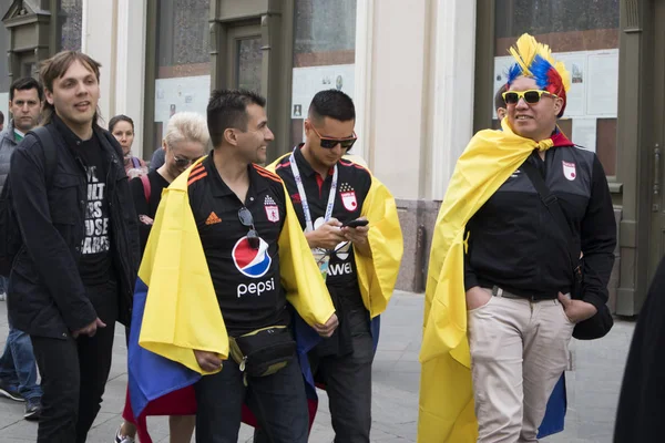 足球迷们到莫斯科参加世界杯。球迷保留秘鲁和阿根廷国旗 — 图库照片