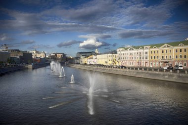 Moskova, Rusya - 12 Haziran 2018: Bolotnaya dolgu köprüde görünümünden