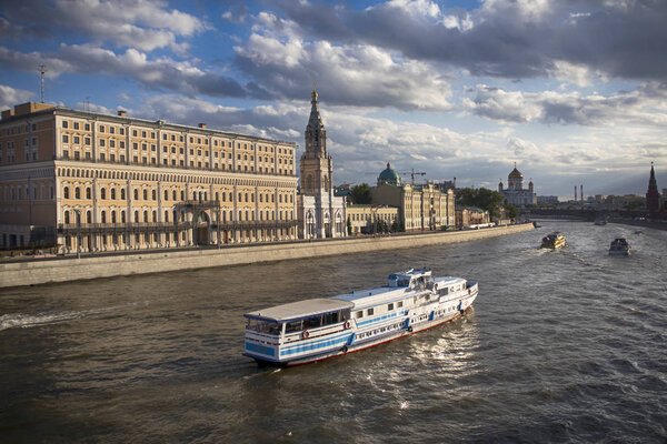 Москва, Россия - 12 июня 2018 года: Софийский храм на набережной Софии в Москве. Напротив Кремля, на Софийской набережной, находится церковь Софийской иконы с колокольней
.