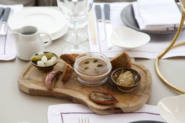 pişmiş Bektaşi üzümü ve zeytin bir restoranda ahşap bir gemide ile kaz ciğeri Pate