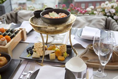 Balık bir ahşap tahta üzerinde altı çeşit Muhtelif sashimi