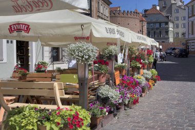 Eski Varşova şehir kasabada kiralık evler ve restoranlar üzerinde eski kasaba pazar yeri, ana kare