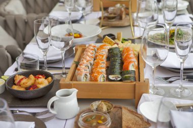 Balık bir ahşap tahta üzerinde altı çeşit Muhtelif sashimi