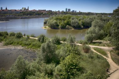 Şehir Nehri. Varşova Vistula üzerinde. Eski şehrin Lehçe ve Viyana Boulevards almaktadır. Yüksek binalar ve tarihi