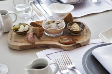 pişmiş Bektaşi üzümü ve zeytin bir restoranda ahşap bir gemide ile kaz ciğeri Pate