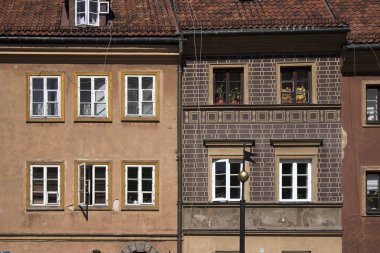 Eski binalar ile eski şehir. Szeroki Dunaj sokak adıdır